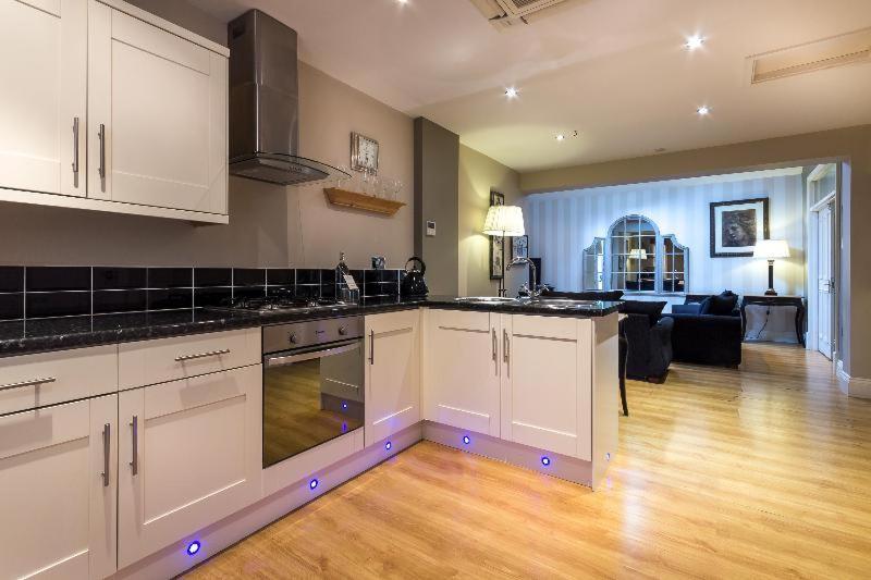 فندق مارمادوكيس تاون هاوس، بي دابليو بريمير كولكشن يورك الغرفة الصورة A modern kitchen
